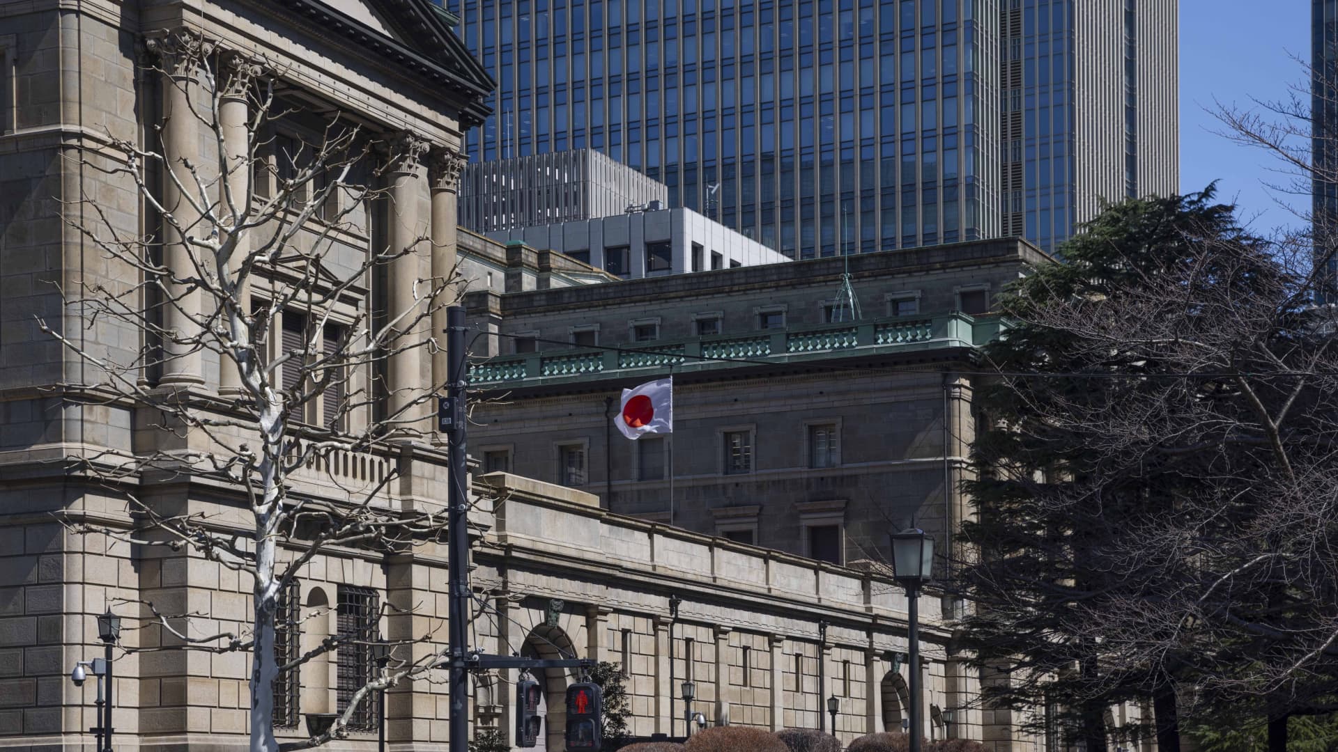 Japan official wants stronger yen, says Tokyo shouldn't sell Treasurys