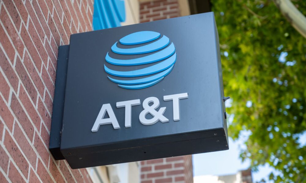 AT&T tops subscriber estimates as bundled plans, iPhone promotions lift sales