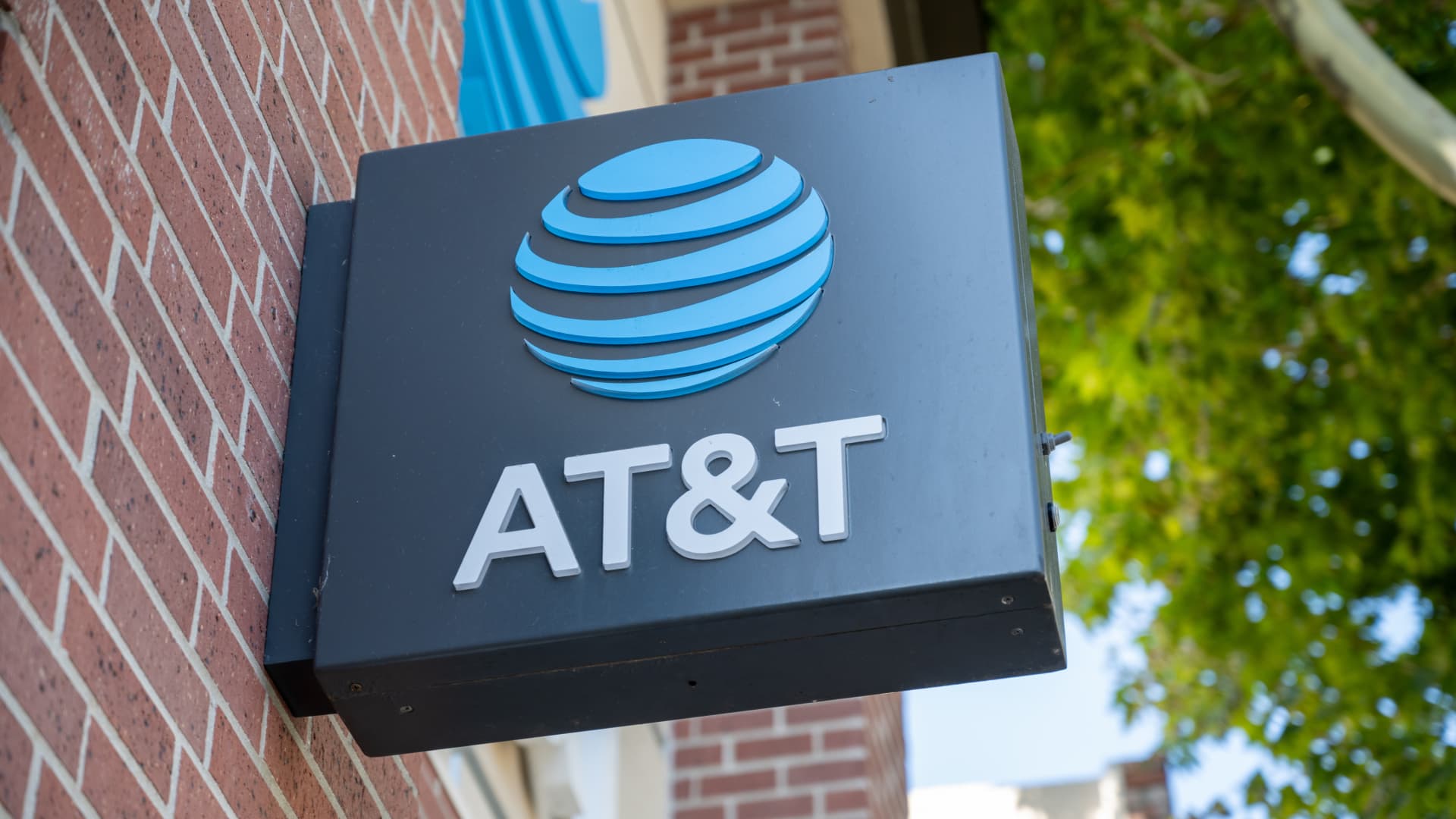 AT&T tops subscriber estimates as bundled plans, iPhone promotions lift sales