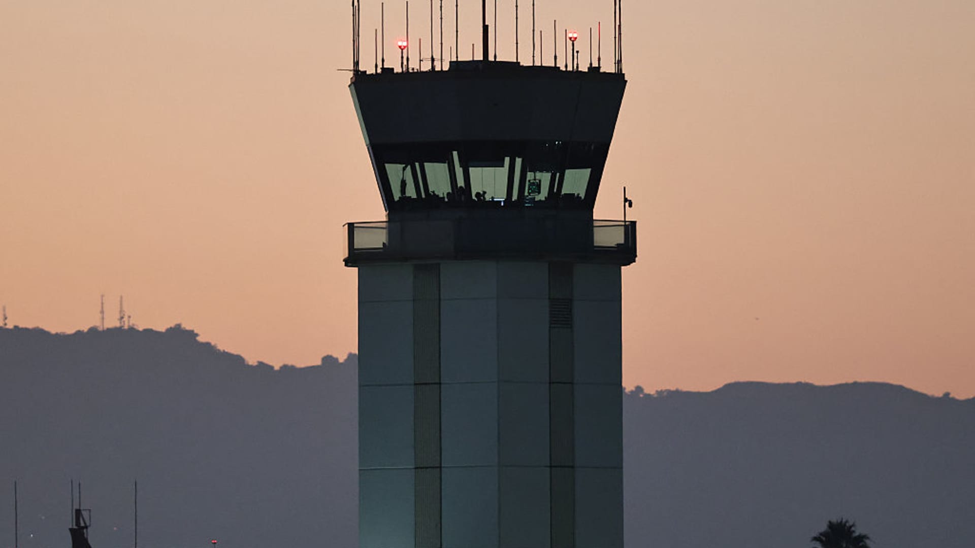 Airlines tell passengers to prepare for delays