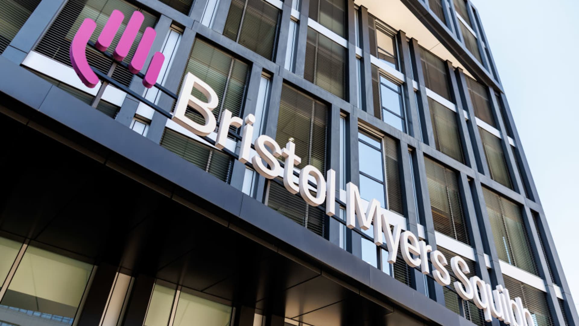 Cramer pushes back on GE Vernova downgrade, bonds matter most in shutdown