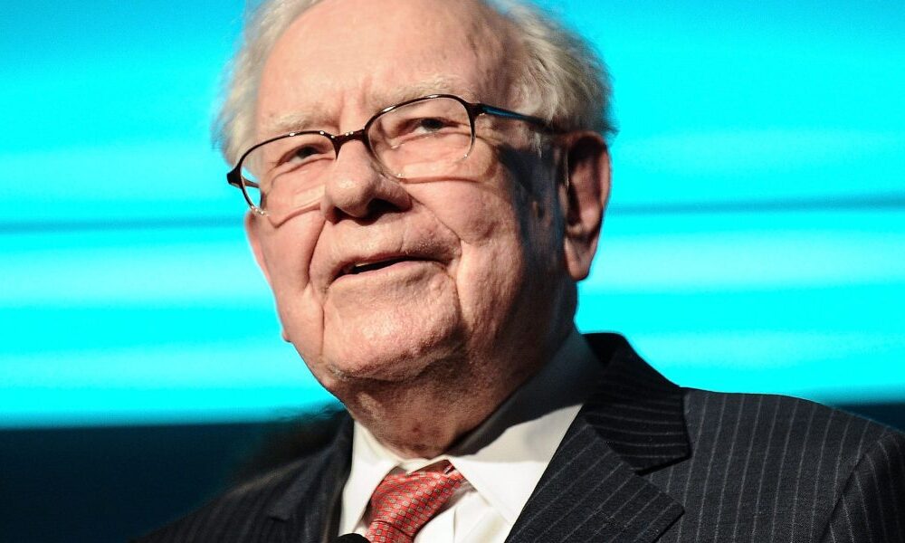 Buffett's Berkshire Hathaway cash pile soars to $382 billion