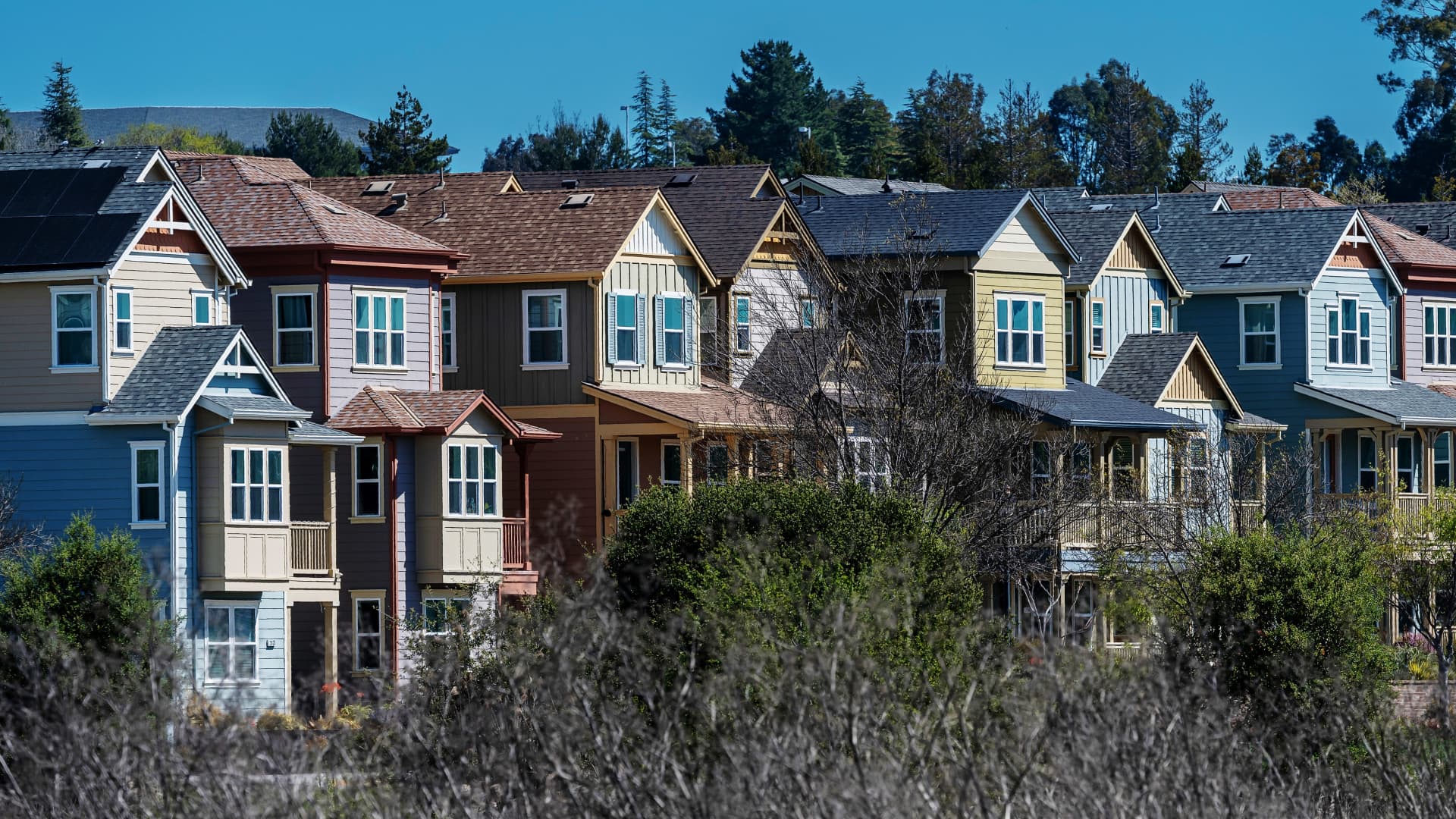 In a volatile week for interest rates, mortgage demand pulled back