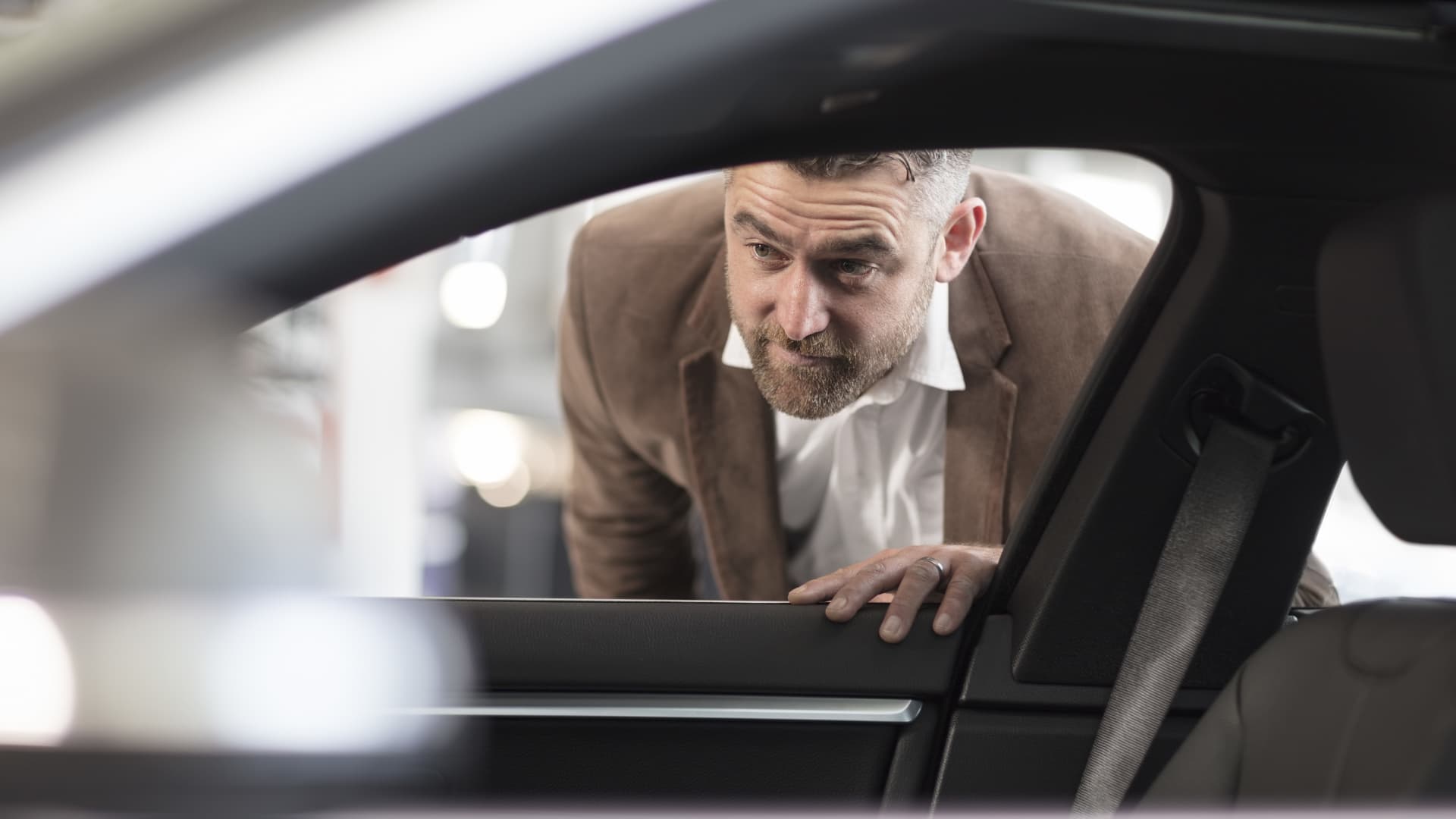 More buyers are stretching out their car loans—here are the risks