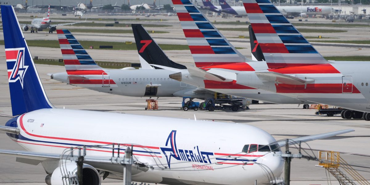 Trump demands $10,000 bonuses for air traffic controllers who worked during shutdown and pay cuts for those who didn’t amid flight chaos