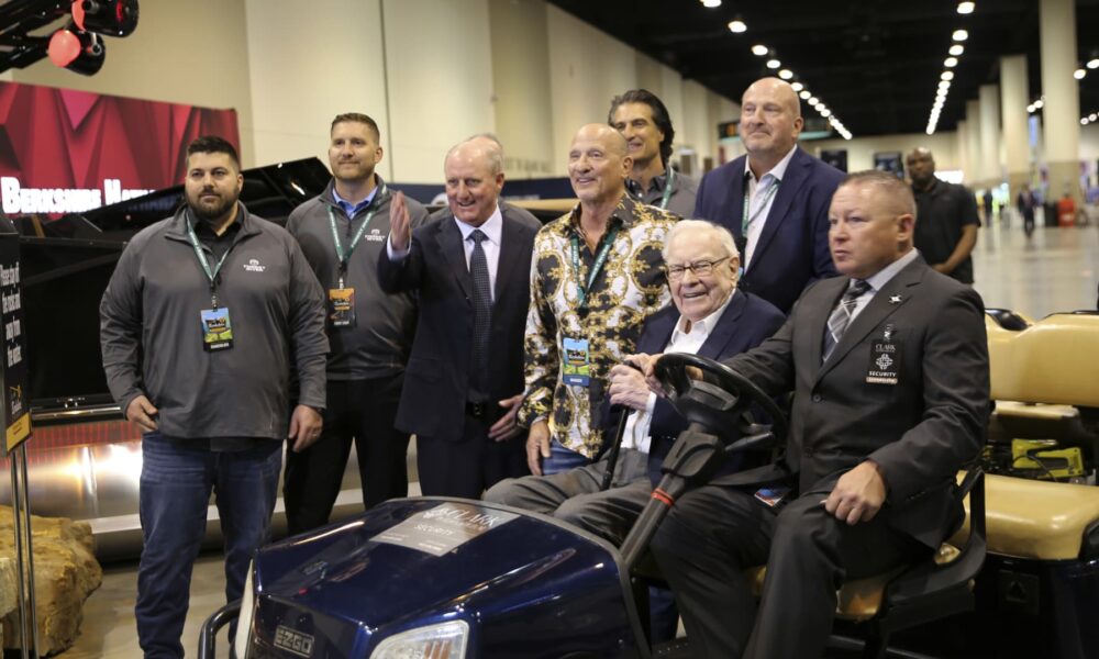 Warren Buffett to release farewell letter Monday as Berkshire Hathaway shows its stability for investors