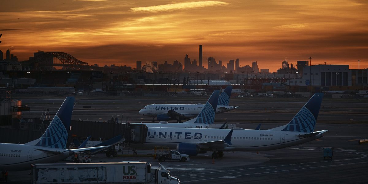 'You can’t expect people to go in to work when they’re not getting a paycheck': Travelers sympathize despite 800 downed Friday flights