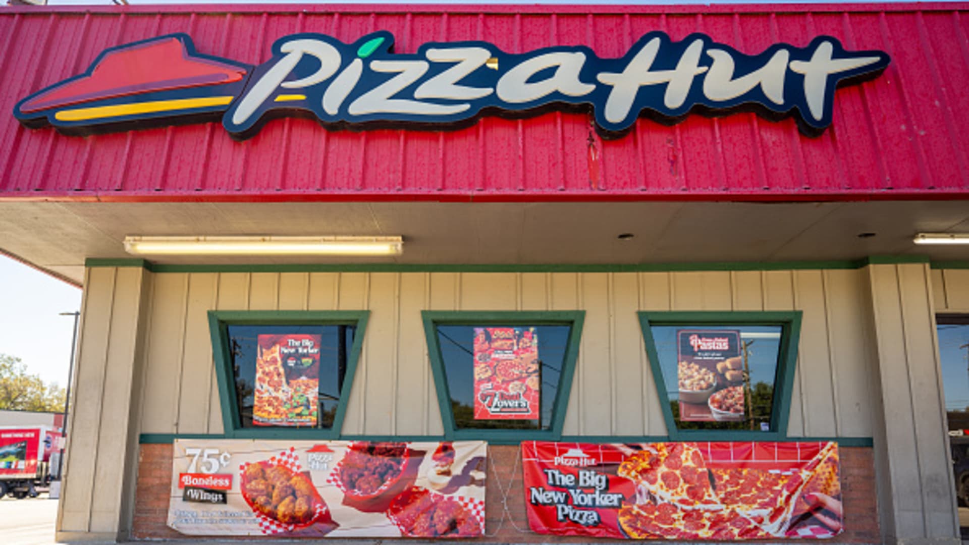 Yum Brands to review strategic options for Pizza Hut, including a sale